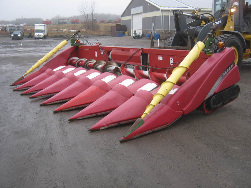 Combines & Harvesting Equipment  Case IH 2208 Corn Head  Photo